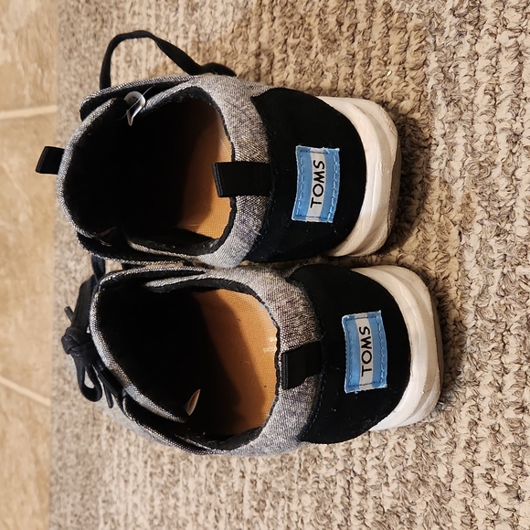 Grey Women's TOMS Sneakers in Size 8 - Picture 6 of 9